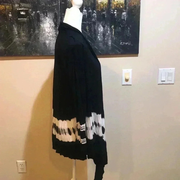 Romeo & Juliet Open Front Black and White Tie Dye Shark Tail Cardigan Size M - Picture 4 of 6